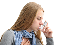 Frau mit Asthmaspray. Foto: Alexander Raths, fotolia.com